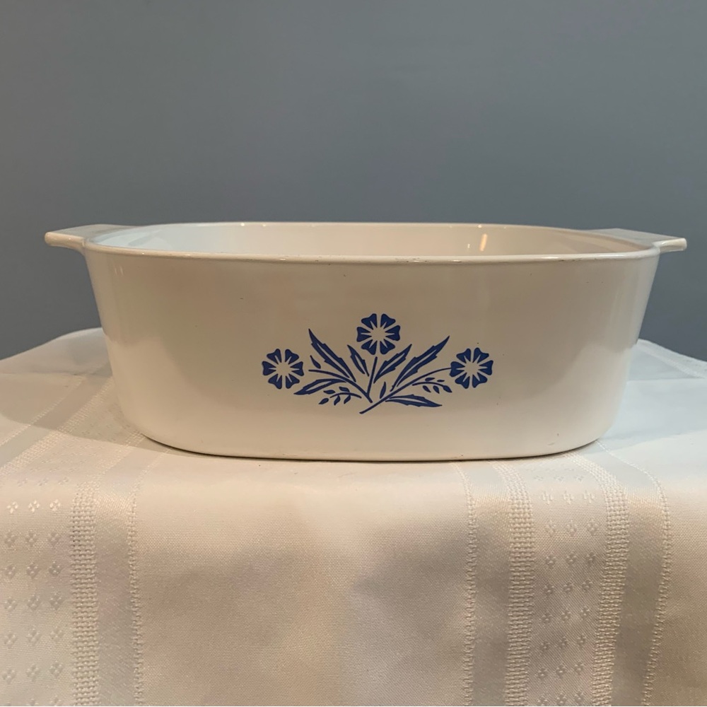 Corningware White 4 QT Cornflower Design